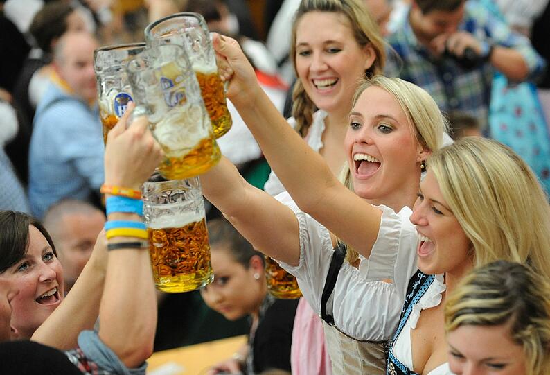 Mit Freunden anstoßen und ausgelassen feiern: Besonders die Jugend lässt auf der Wiesn gern die Sau raus!