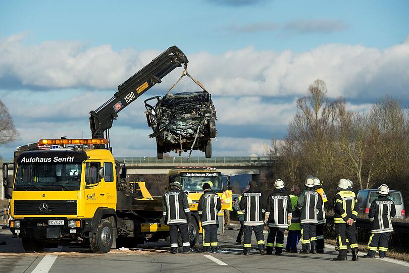 Hier wird der Wagen auf die Transportfläche eines Abschleppwagens gehoben.