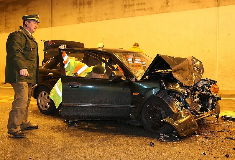 Ein Toter und ein Verletzter  - das ist die traurige Bilanz eines Geisterfahrerunfalls in einem Tunnel der A 94. Zwischen den Anschlussstellen Waldkraiburg und Heldenstein kam es zu dem schweren Crash.