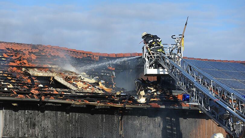 Feuerwehrleute löschen einen Brand an einem Wohn- und Geschäftshaus in Adelshofen (Landkreis Fürstenfeldbruck). Bei dem Brand entstand nach ersten Angaben ein Millionenschaden. Feuerwehrleute löschen einen Brand an einem Wohn- und Geschäftshaus in Adelshofen (Landkreis Fürstenfeldbruck). Bei dem Brand entstand nach ersten Angaben ein Millionenschaden.