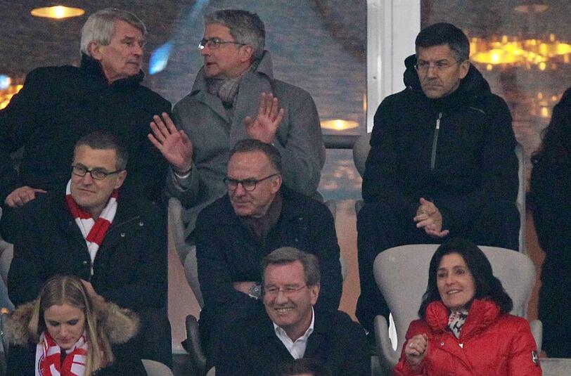 So sah's auf der Ehrentribüne des FC Bayern München aus: Der Platz von Uli Hoeneß links von Karl-Heinz Rummenigge blieb leer.
