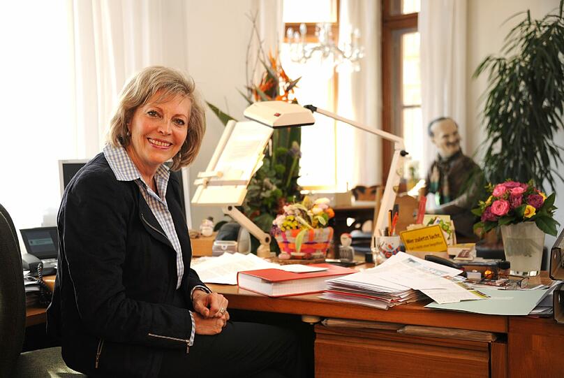 Christine Rauch an ihrem Schreibtisch. Im Hintergrund ist das oft fotografierte Ude-Double aus Pappmaché zu sehen.