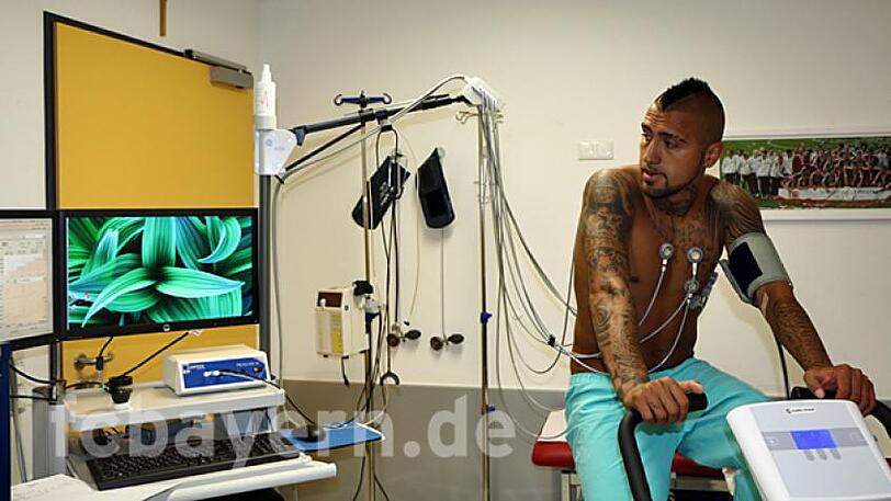 Der "Krieger" ist da: Arturo Vidal hat beim FC Bayern München einen Vierjahresvertrag unterschrieben. Klicken Sie sich durch die Bilderstrecke von Vidals ersten Tagen in München.