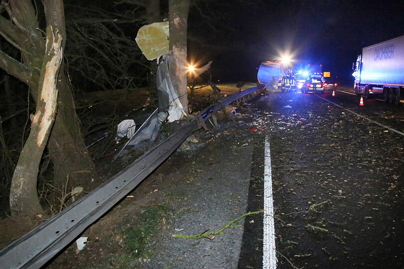 Auf der B12 im Landkreis Mühldrof hat sich am Montagmorgen ein schwerer Lkw-Unfall ereignet.