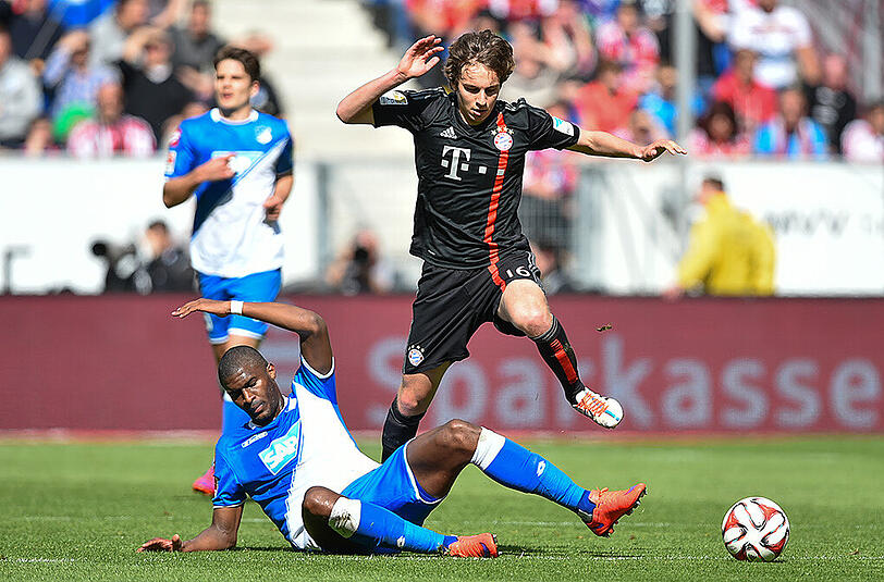29. Spieltag der Bundesliga-Saison 2014/2015: Noch-Bayern-Profi Gianluca Gaudino im Duell mit Anthony Modeste (jetzt 1. FC Köln) von der TSG 1899 Hoffenheim.