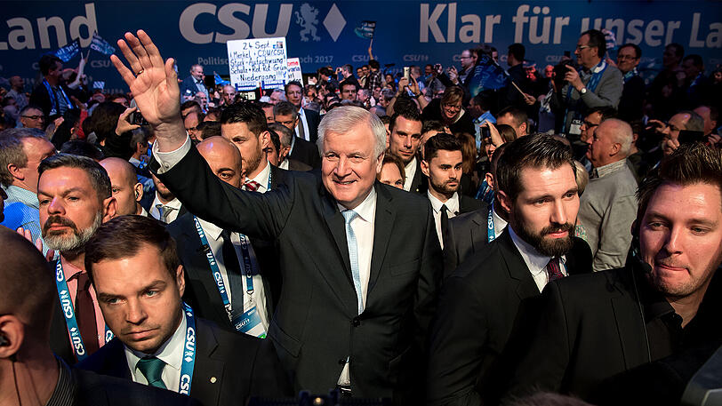 Einzug in die Dreiländerhalle: Der Jubel für Horst Seehofer wird deutlich dezenter, als der CSU-Chef zu reden beginnt.