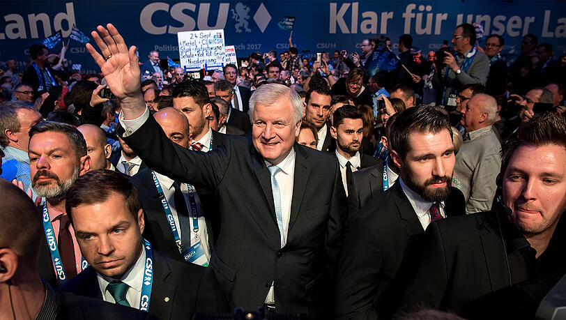 Einzug in die Dreiländerhalle: Der Jubel für Horst Seehofer wird deutlich dezenter, als der CSU-Chef zu reden beginnt. Einzug in die Dreiländerhalle: Der Jubel für Horst Seehofer wird deutlich dezenter, als der CSU-Chef zu reden beginnt.