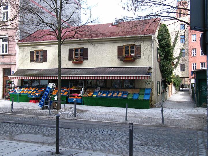 Im oberen Teil der Preysingstraße herrscht dörfliche Atmosphäre - hier findet die Führung "Von der Haidhauser Dorfkirche zum Herbergenhof" statt.