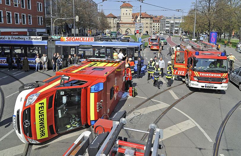 Crash am Isartor: Ein Rettungswagen und eine Trambahn sind ineinander gekracht. Die Bilder...