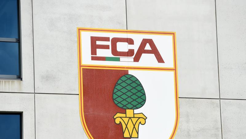 Das Vereinswappen des FC Augsburg an der Fassade der WWK Arena. Foto: picture alliance/dpa/Archivbild