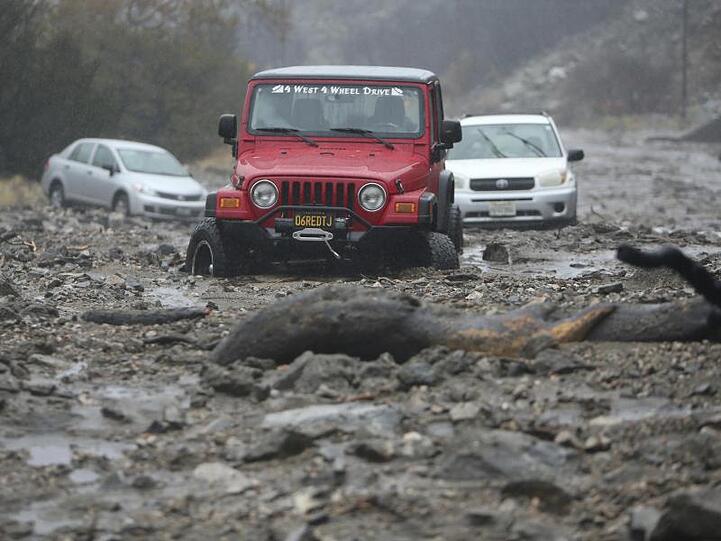 Eine Schlammlawine hat mehrere Fahrzeuge entlang des Valley of the Falls Drive im San Bernardino County eingeschlossen.