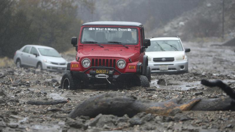 Eine Schlammlawine hat mehrere Fahrzeuge entlang des Valley of the Falls Drive im San Bernardino County eingeschlossen. Eine Schlammlawine hat mehrere Fahrzeuge entlang des Valley of the Falls Drive im San Bernardino County eingeschlossen.
