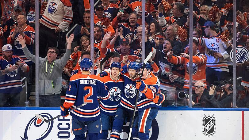 Die Spieler der Edmonton Oilers feiern den Sieg gegen die Los Angeles Kings.