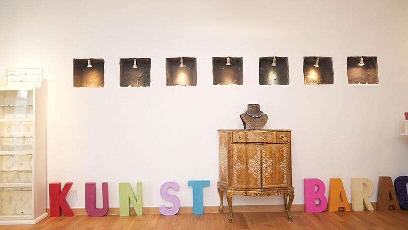 Im Atelier von Anja Kuse. Hier stellt sie auch Kunstwerke von anderen Künstlern aus. Im Atelier von Anja Kuse. Hier stellt sie auch Kunstwerke von anderen Künstlern aus.