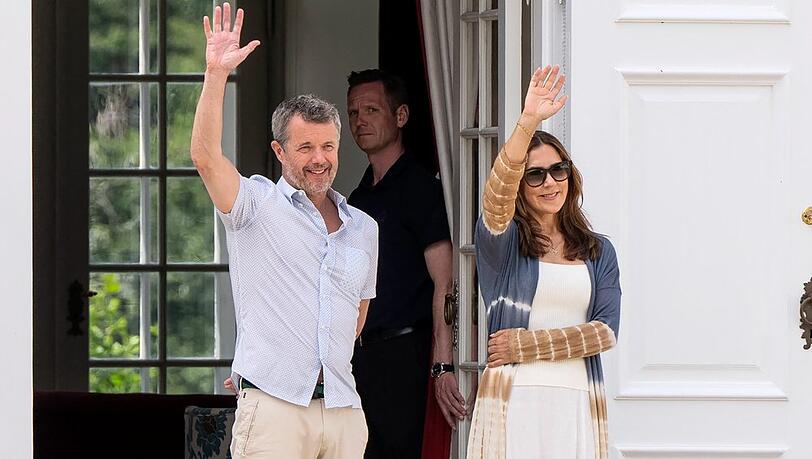 K&ouml;nig Frederik X. von D&auml;nemark und K&ouml;nigin Mary von D&auml;nemark im Schlosshof ihrer Sommerresidenz.