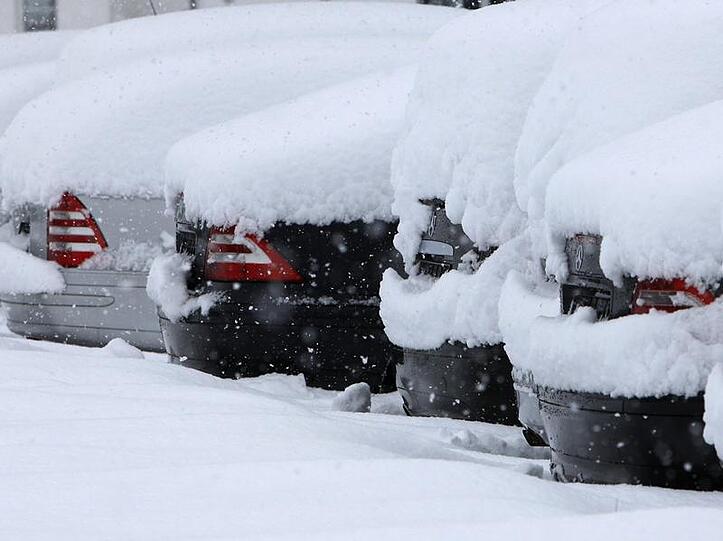 Zu spät aufgestanden und dann das: Im Winter haben viele Münchner Startschwierigkeiten mit ihrem Auto.