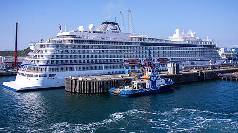 Die "Viking Star" - hier im Hafen von Rügen - macht einen Bogen um die erdbebengeplagte Insel Santorini. (Archivfoto)