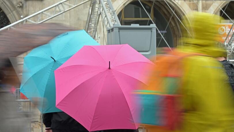 Den Regenschirm sollte man in der letzten Ferienwoche in Bayern griffbereit haben. (Symbolbild)