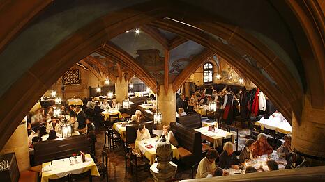 Die R&auml;umlichkeiten im Ratskeller haben etwas Sakrales. Das einmalige Ambiente lockte mehr als ein Jahrhundert lang nicht nur Touristen, sondern auch jede Menge M&uuml;nchnerinnen und M&uuml;nchner an.