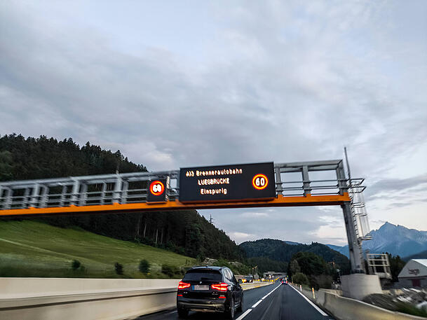 Verkehrsmanagement auf der Brennerautobahn: Einspurig &uuml;ber die Luegbr&uuml;cke mit Tempolimit.