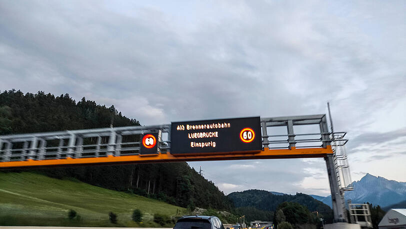 Verkehrsmanagement auf der Brennerautobahn: Einspurig &uuml;ber die Luegbr&uuml;cke mit Tempolimit.