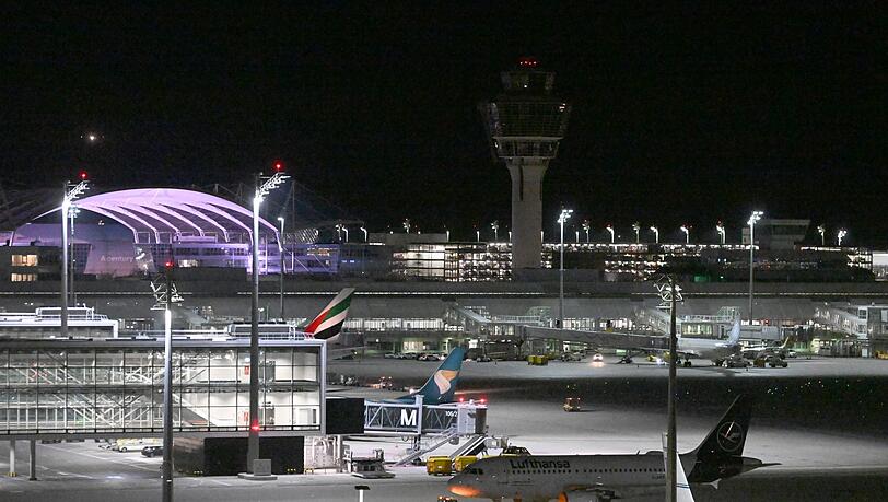 Am Flughafen München konnten am Freitagabend vier Flugzeuge zunächst nicht landen. Am Flughafen München konnten am Freitagabend vier Flugzeuge zunächst nicht landen.