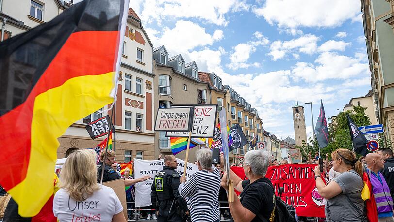"Omas gegen Frieden" ist auf einem Plakat bei einer Demo der Initiative "Einigkeit f&uuml;r Deutschland/Projekt M1llion" zu lesen.