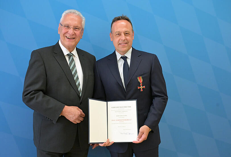 Bayerns Innenminister Joachim Herrmann (CSU) neben Marco Sturm (r) bei der Verleihung des Bundesverdienstkreuzes am 14 Juli 2026. Bayerns Innenminister Joachim Herrmann (CSU) neben Marco Sturm (r) bei der Verleihung des Bundesverdienstkreuzes am 14 Juli 2026.