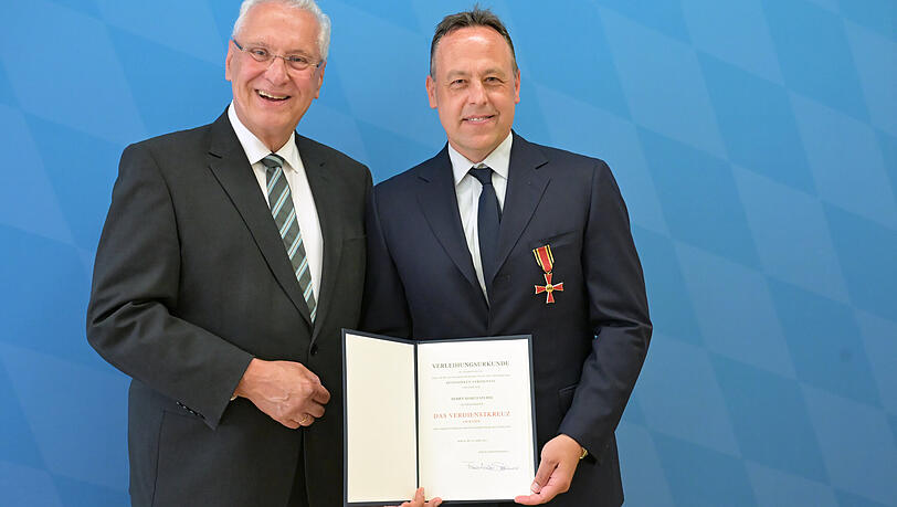 Bayerns Innenminister Joachim Herrmann (CSU) neben Marco Sturm (r) bei der Verleihung des Bundesverdienstkreuzes am 14 Juli 2026. Bayerns Innenminister Joachim Herrmann (CSU) neben Marco Sturm (r) bei der Verleihung des Bundesverdienstkreuzes am 14 Juli 2026.