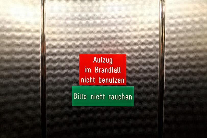 Im Brandfall sind Aufzüge tabu. Dieser Mann fuhr aber schon im Fahrstuhl, als dieser zu brennen begann.
