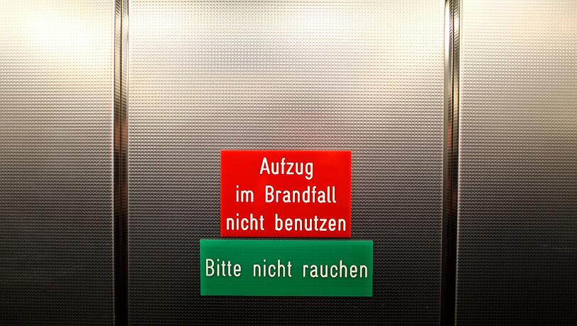Im Brandfall sind Aufzüge tabu. Dieser Mann fuhr aber schon im Fahrstuhl, als dieser zu brennen begann. Im Brandfall sind Aufzüge tabu. Dieser Mann fuhr aber schon im Fahrstuhl, als dieser zu brennen begann.