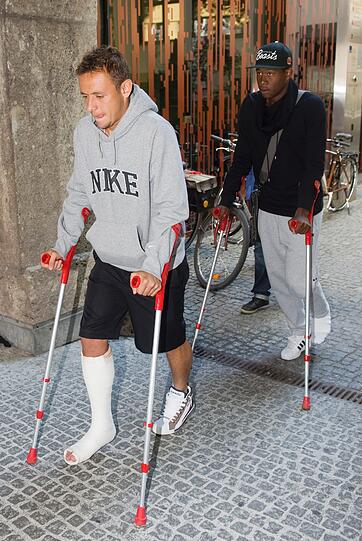 Auf Krücken: David Alaba und Rafinha humpeln zu Bayern-Arzt Müller-Wohlfahrt.