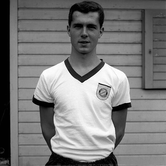 Seine Biografie "Dirigent im Mittelfeld" hat Franz Beckenbauer im Jahr 1966 veröffentlicht - mit 21 Jahren.