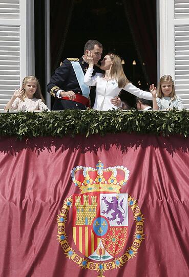 König Felipe VI. vertreibt Trauer über König Fußball - Zehntausende jubeln in Madrid ihrem neuen Monarchen zu. Die Bilder.