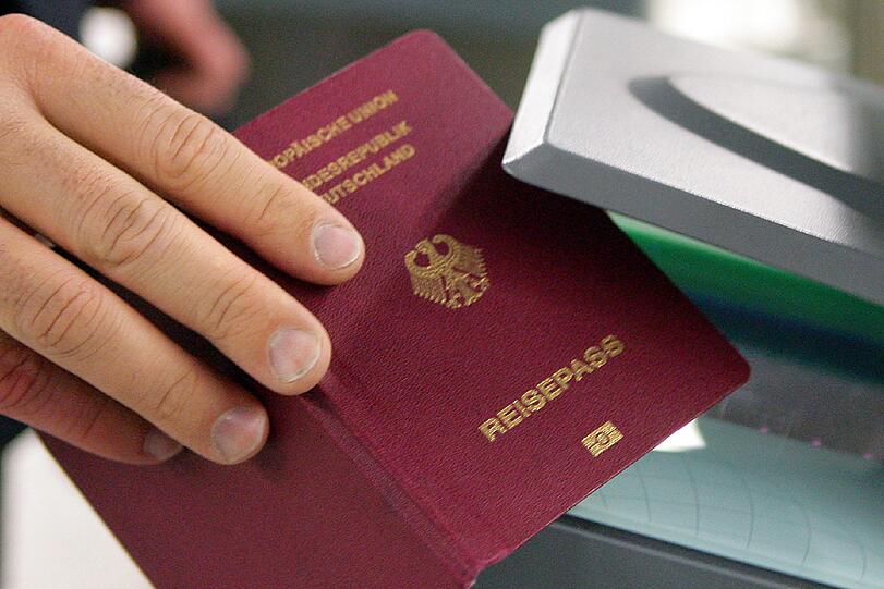 Ein mit Haftbefehl gesuchter Mann hat sich am Münchner Flughafen verlaufen und ist so hinter Gitter gelandet. (Symbolbild)