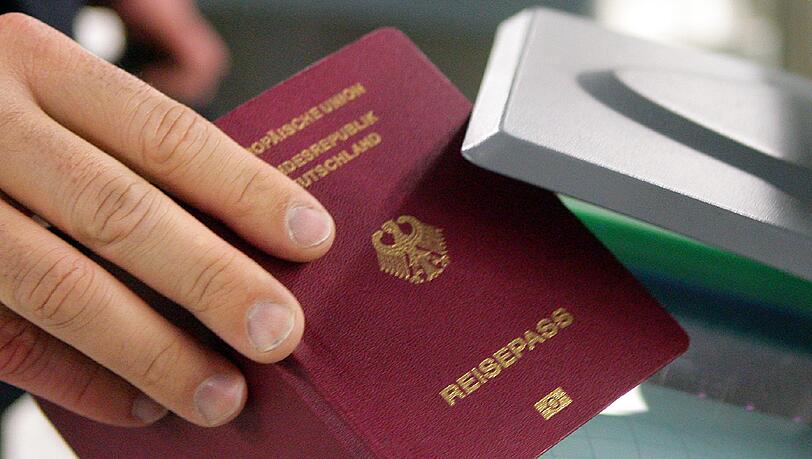 Ein mit Haftbefehl gesuchter Mann hat sich am Münchner Flughafen verlaufen und ist so hinter Gitter gelandet. (Symbolbild) Ein mit Haftbefehl gesuchter Mann hat sich am Münchner Flughafen verlaufen und ist so hinter Gitter gelandet. (Symbolbild)