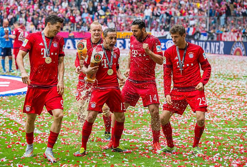 CLAUDIO PIZARRO &ndash; NOTE 1.

Oldie but Goldie: Trotz des gehobenen Alters beim Feiern immer noch einer der konditionell stärksten. Vielleicht, weil es auch seine letzte war. Ob als Tänzer, Drummer oder Weißbierduscher &ndash; er hat das komplette Repertoire drauf.