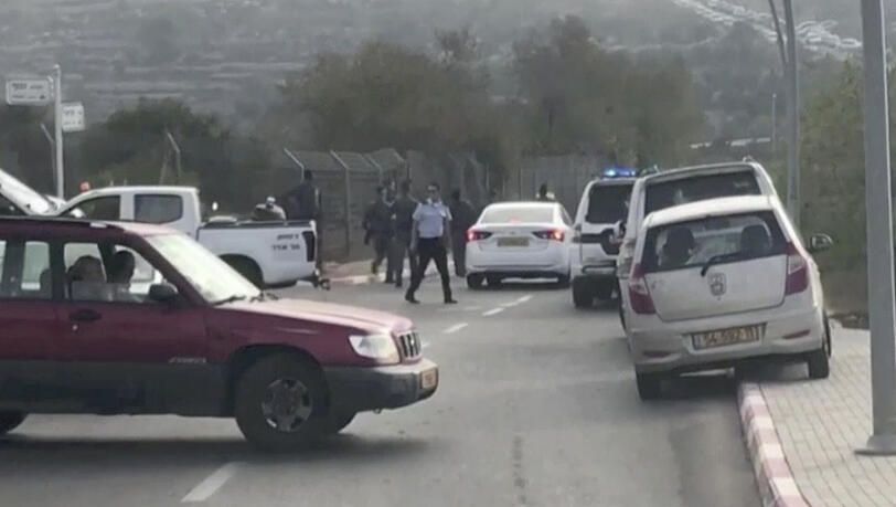 Israelische Polizisten sichern eine Straße in Jerusalem. Ein palästinensischer Attentäter hat drei Israelis im besetzten Westjordanland erschossen. Israelische Polizisten sichern eine Straße in Jerusalem. Ein palästinensischer Attentäter hat drei Israelis im besetzten Westjordanland erschossen.