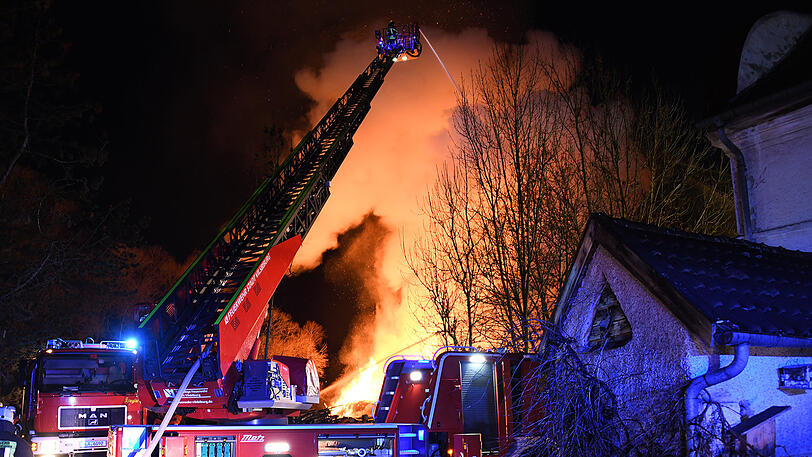 Die Bilder vom Feuerwehreinsatz in Vilsbiburg, bei dem ein Sägewerk komplett abgebrannt ist.