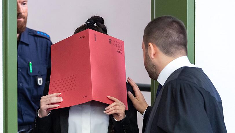 Die Angeklagte muss sich vor dem Oberlandesgericht München verantworten. Der Vorwurf: Mord durch Unterlassen