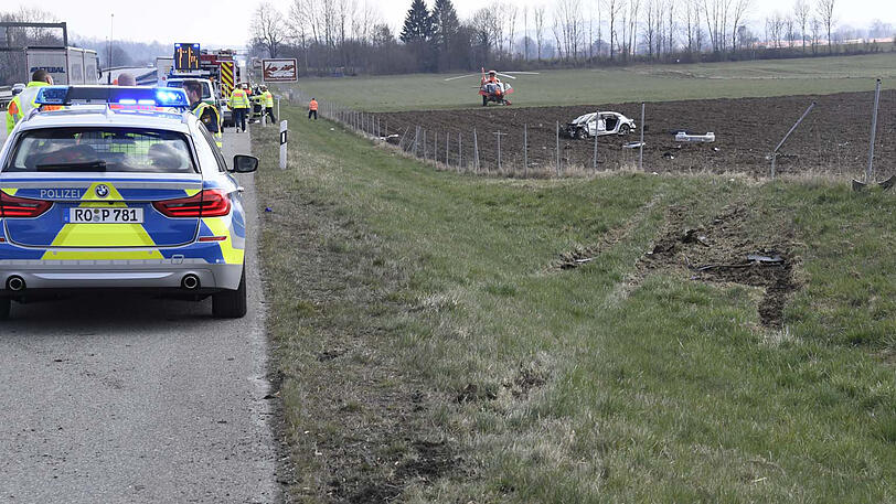 Das völlig demolierte Wrack steht auf einem Acker neben der A8 - Bilder vom Rettungseinsatz.