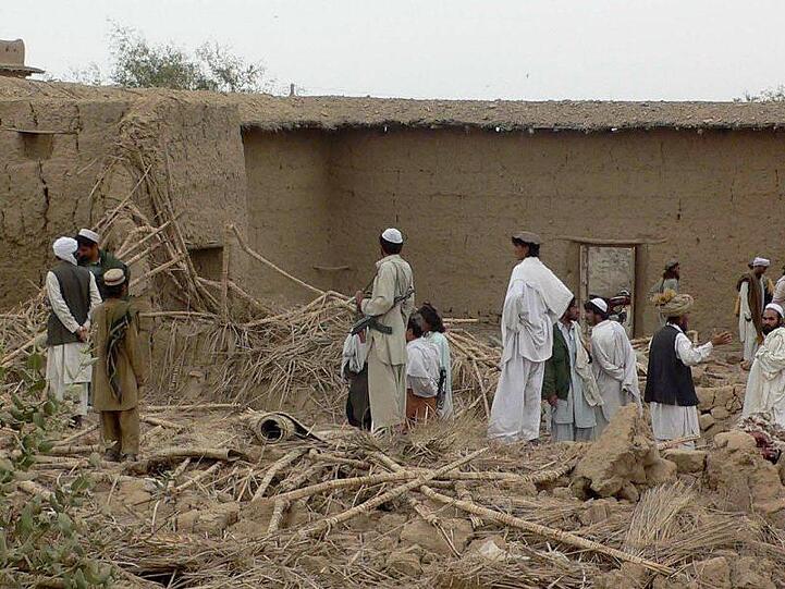 Pakistanische Stammesangehörige untersuchen den Ort eines US-Drohnenangriffs im Dorf Janikhel.