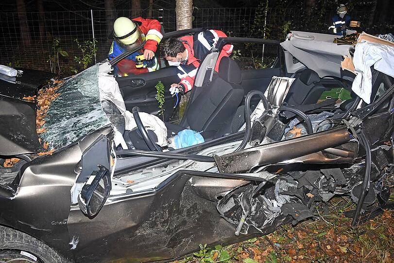 Nach ersten Erkenntnissen prallte ein 26-jähriger Münchner mit seinem Audi A8 von hinten auf den vorausfahrenden Nissan.