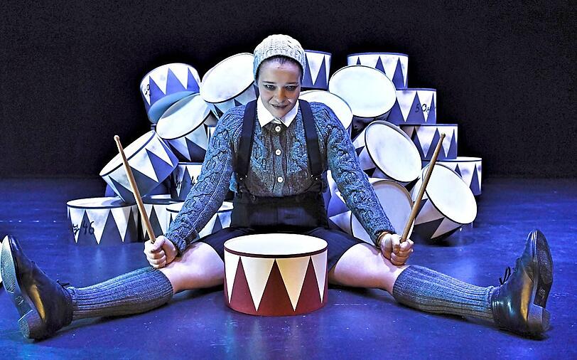 Katharina Fleck als Blechtrommlerin. Foto: Theater Plan B