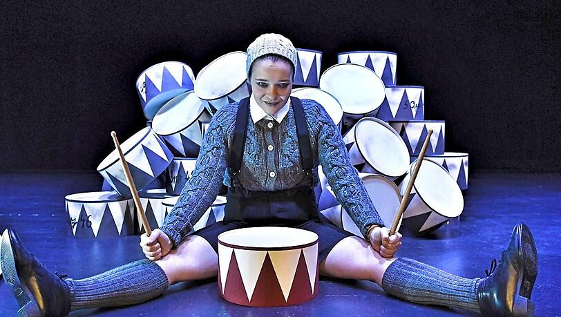 Katharina Fleck als Blechtrommlerin. Foto: Theater Plan B Katharina Fleck als Blechtrommlerin. Foto: Theater Plan B