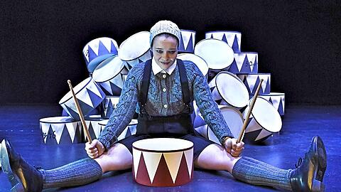 Katharina Fleck als Blechtrommlerin. Foto: Theater Plan B