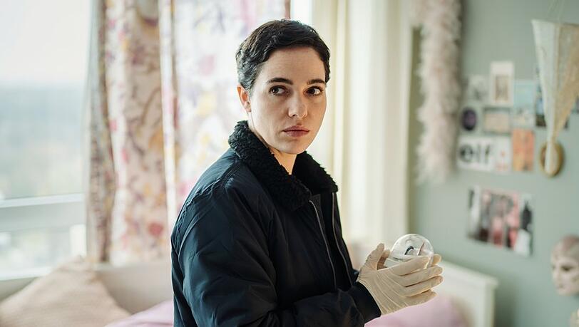 "Polizeiruf 110: Das Licht, das die Toten sehen": Kommissarin "Bessie" Eyckhoff (Verena Altenberger) durchsucht Lauras Zimmer. "Polizeiruf 110: Das Licht, das die Toten sehen": Kommissarin "Bessie" Eyckhoff (Verena Altenberger) durchsucht Lauras Zimmer.