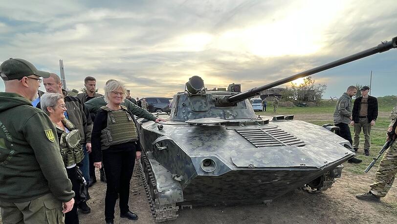 Verteidigungsministerin Christine Lambrecht (SPD, 3.v.l) besichtigt mit ihrem ukrainischen Amtskollegen Olexij Resnikow (l) eine Verteidigungsstellung außerhalb von Odessa und lässt sich einen von den Russen erbeuteten Panzer zeigen. Verteidigungsministerin Christine Lambrecht (SPD, 3.v.l) besichtigt mit ihrem ukrainischen Amtskollegen Olexij Resnikow (l) eine Verteidigungsstellung außerhalb von Odessa und lässt sich einen von den Russen erbeuteten Panzer zeigen.