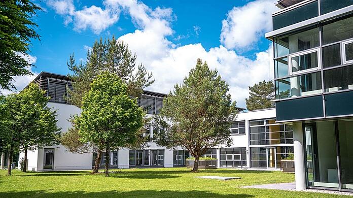 Hier ziehen Hausbau-Mitarbeiter ein: Bürohäuser in Pullach.