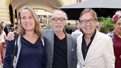 Franz Xaver Kroetz legt den Arm um seine Ex-Frau Marie Theres Relin; rechts Thomas Linsmayer, der Chef des Deutschen Theaters.